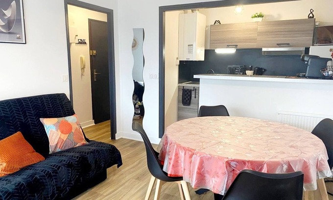 Royan Apartamento | Cosy, comfortable 2-bedroom apartment close to the downtown market in Royan. All comforts