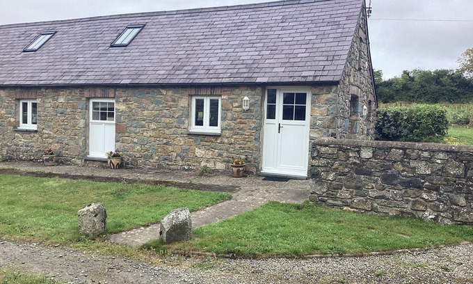 Newport Cabaña | Cosy, comfortable, quiet location, close to Pembs coast path,