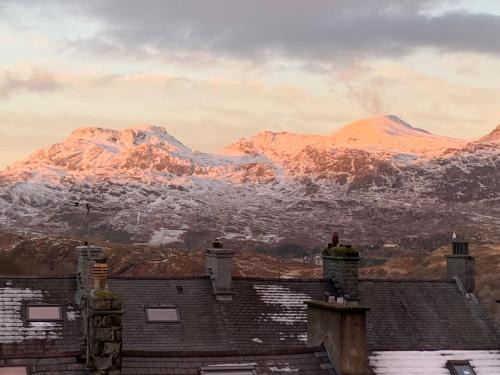 Manod Casa | Cosy cottage in picturesque Snowdonia with stunning views of the Moelwyn mountains