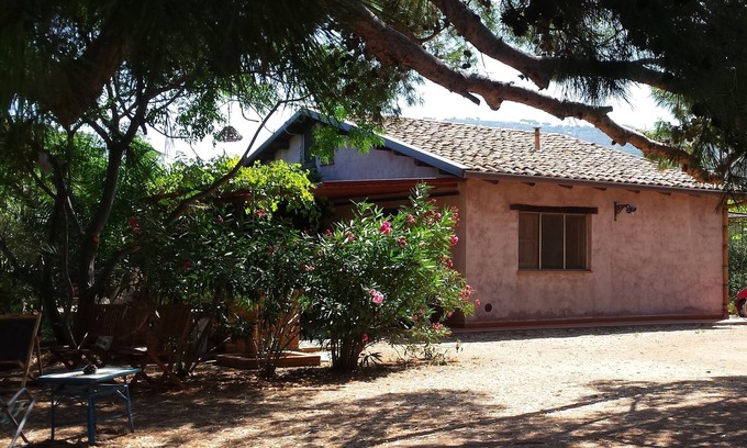 Cefalu Chalet De Esquí | Una casa de campo rodeada de naturaleza a 100 metros de la playa de arena