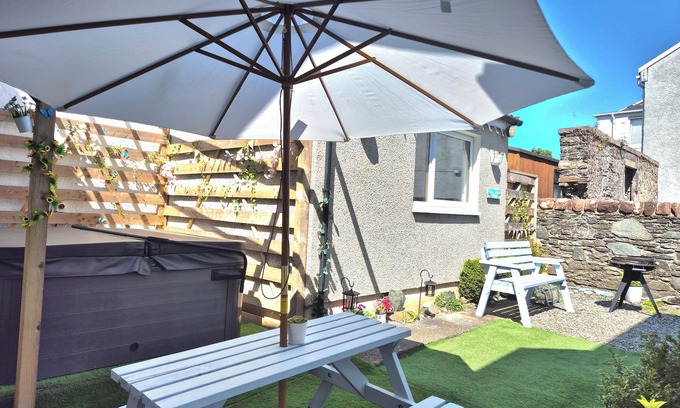 Kilmun Cabaña | Cosy Cottage with water views, Close to town centre. Hot tub. Pet friendly.