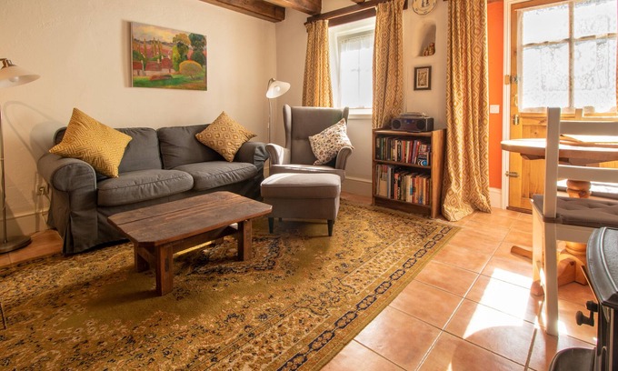 Saint-Maden Cabaña | Acogedora casa de campo para dos pequeños propietarios de permacultura en el campo francés.