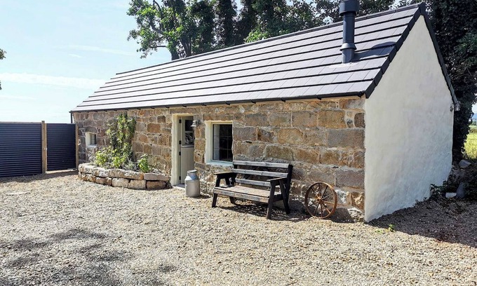 Newry Cabaña | Cosy Couples Retreat at The Coop with Hot-Tub