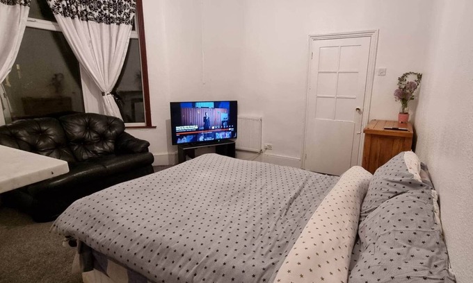 Valentines Casa | Cosy Double Bedroom in a Vibrant Neighbourhood