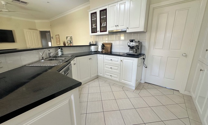 Belmont Casa | Cosy & family friendly townhouse in Belmont. Walk to river, shops & stadium.