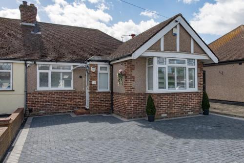 Manor Casa | Cosy Family Home in Ruislip