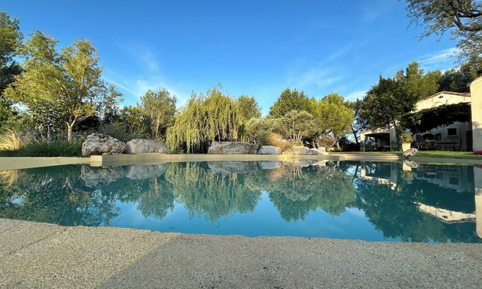 Noves Apartamento | Cosy gîte with pool in the heart of Provence, between Alpilles and Lubéron.