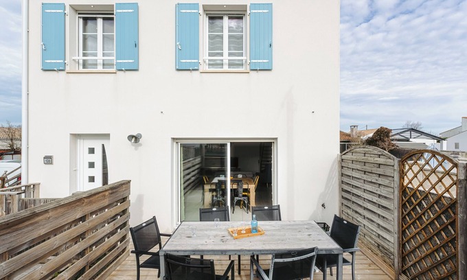 Bourcefranc-le-Chapus Casa | Acogedora casa de vacaciones con terraza privada, ideal para familias o amigos