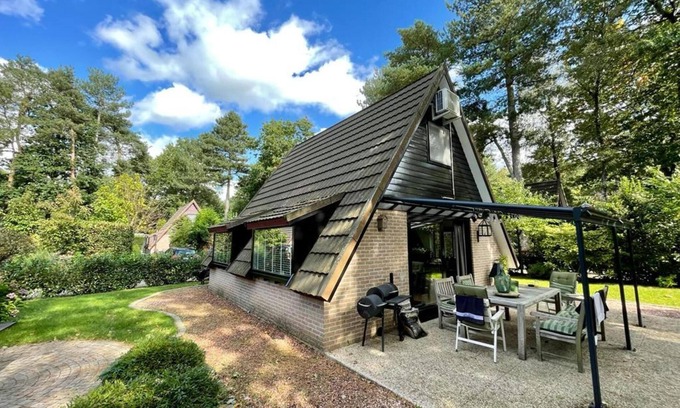 Rekem Casa | Cosy holiday home in wooded area near lake