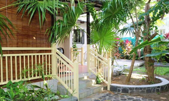 Blue Bay Casa | Cosy House in Blue Bay with Private Parking and Terrace