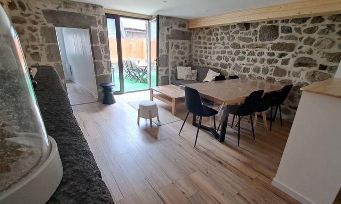 Besse-et-Saint-Anastaise Casa | Cosy house in the B-ffroy center of Besse.
