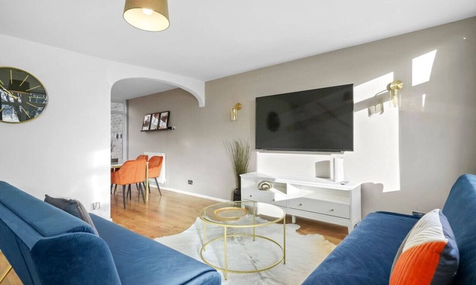 Wyken Casa | 🌟Cosy House with Free Parking, Garden & Smart TV🌟
