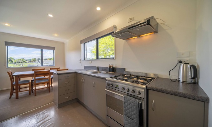 Manapouri Casa | Cosy Lakeside - Manapouri Holiday Home