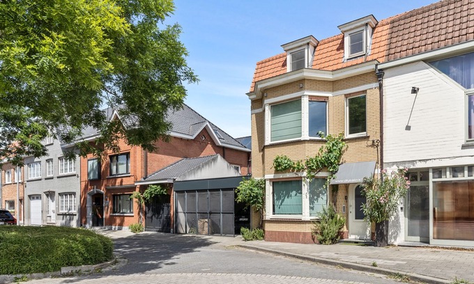 Sint-Michiels Casa | Cosy large townhouse next to free parking and bus to Bruges