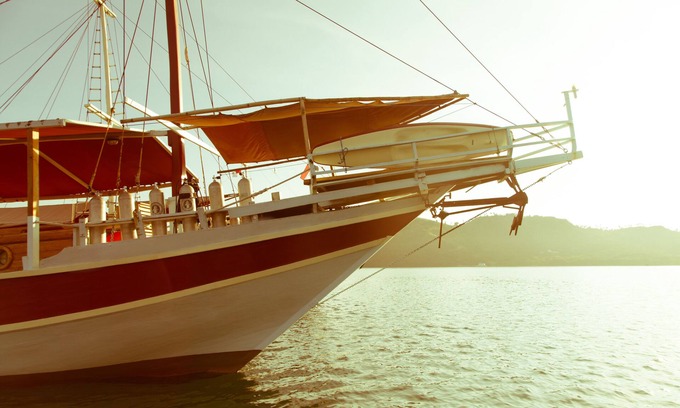 Labuan Bajo Alquiler De Eote | Acogedor liveaboard con aire acondicionado para grupos pequeños, Parque Nacional de Komodo