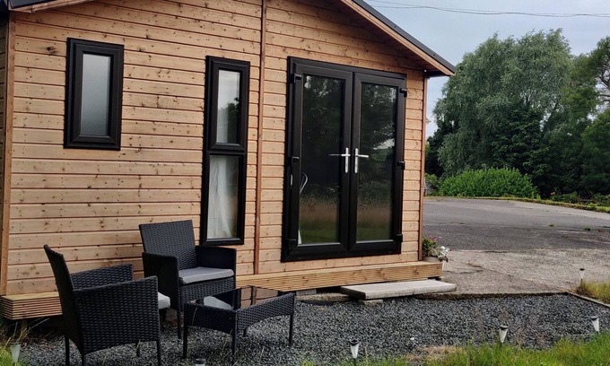 Comber Cabina | Cosy Log Cabin - views of Scrabo Tower