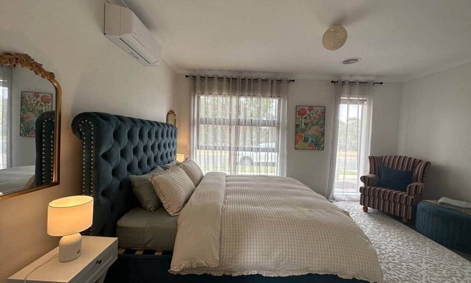Melton South Casa | Air-conditioned, Cosy and Comfortable on Riverside