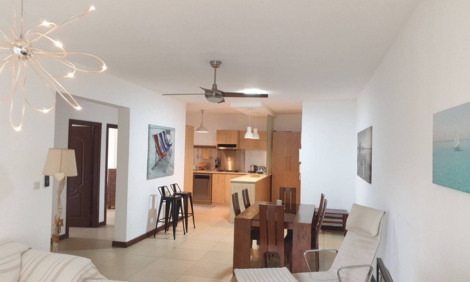 La Preneuse Apartamento | Cosy, modern apartment convenient with nearby beach, shops & supermarkets