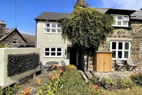 Llwyngwril Casa | Cosy modern cottage by the sea, heart of snowdonia
