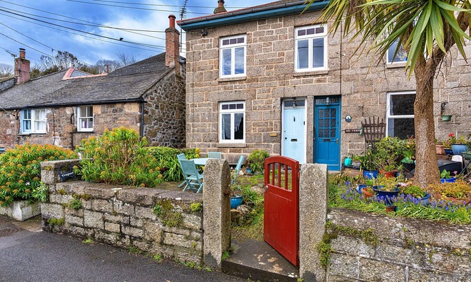 Mousehole Cabaña | Cosy Mousehole Cottage with Sea Views