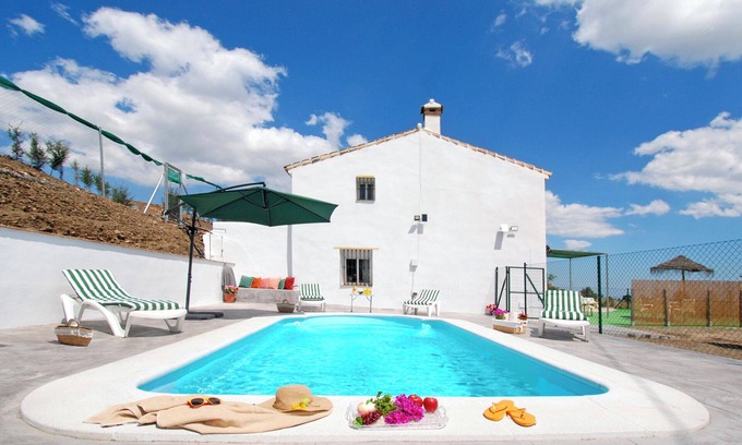 Comares Villa | Acogedora escapada para cuatro junto a la piscina. Piscina con filtro de sal.