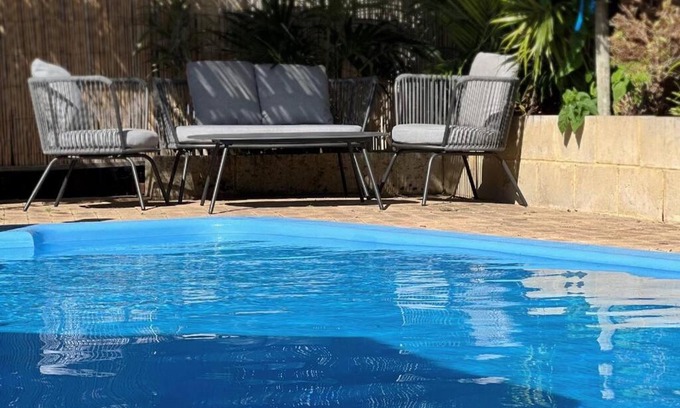 Rockingham Casa | Cosy, private guest house with pool and private parking
