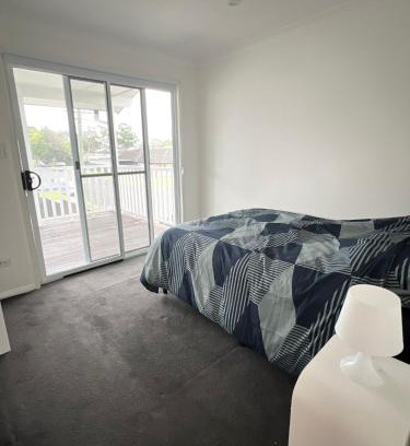 South Wentworthville Casa | Cosy Queen Room with Balcony Access and Pool - SW6
