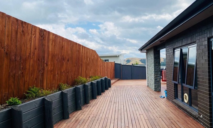Helensville Casa | Cosy retreat from busy hassle bussle of city. Come relax at mountain view house.