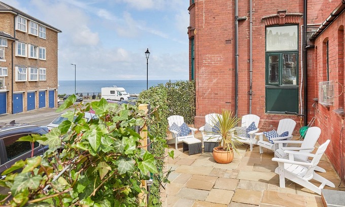 Saltburn-by-the-Sea Cabaña | Cosy seaside cottage ideal for beach, pub & town. Private sun terrace with fire pit. Dogs welcome.