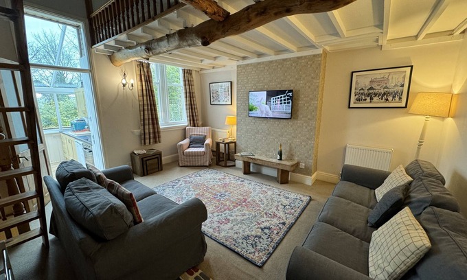 Wormhill Apartamento | Cosy self catering apartment in large Victorian Residence