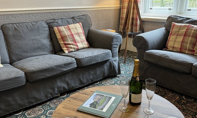 Wormhill Apartamento | Cosy self catering apartment in large Victorian Residence