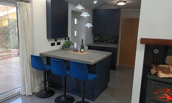 Arnold Casa | Cosy Self contained bungalow. Hispano, Asian - Brit short stay living space.
