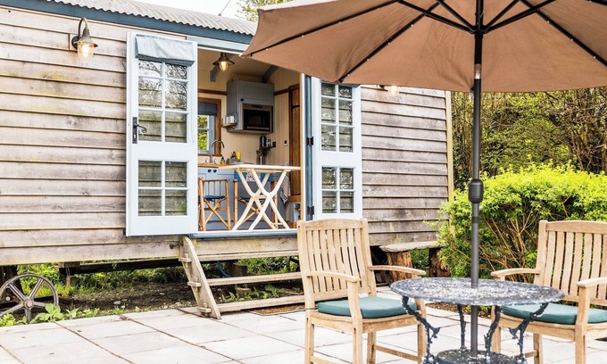 Moylegrove Cabina | Cosy shepherd’s hut in Moylegrove. The perfect escape for couples in Pembrokeshire.