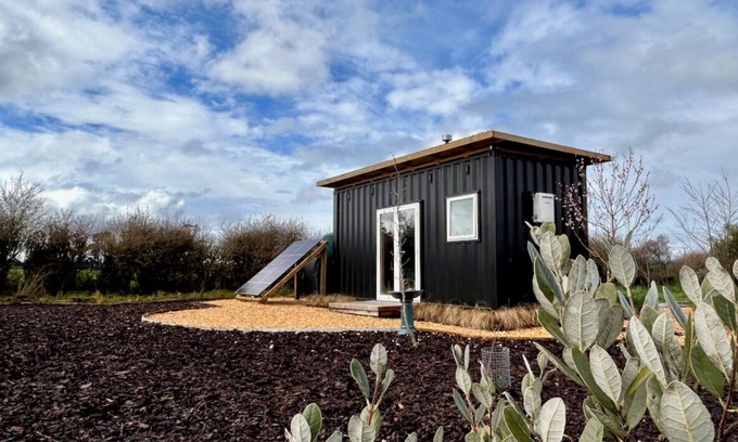 Clareville Cabina | Cosy tiny container cabin. Fully Off-grid experience
