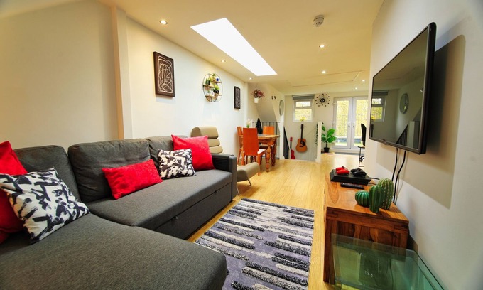 Highbury Apartamento | Cosy Top Floor Apartment w/Large Garden Terrace and Parking near the Emirates
