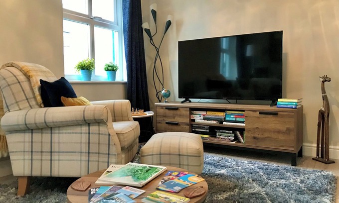 Pembroke Casa | Cosy townhouse in heart of Pembroke. Sleeps 4, pet-friendly!