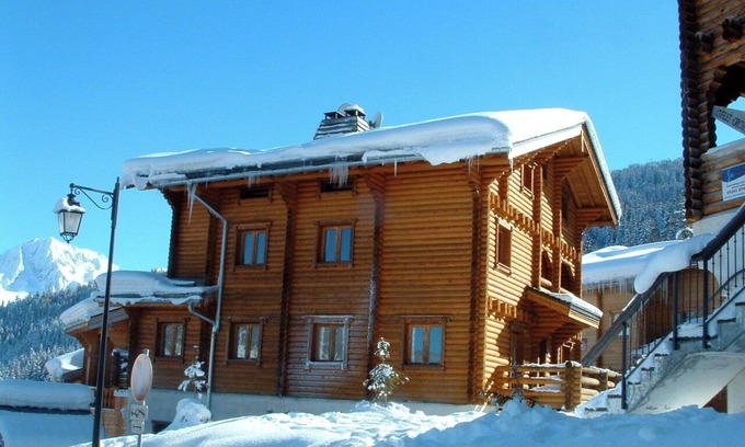 La Perriere Chalet De Esquí | Cosy traditional self-catered 13 bedroom log cabin chalet in Courchevel La Tania