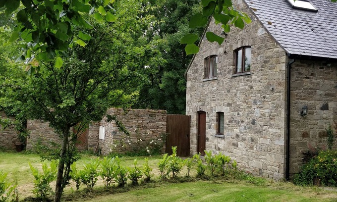 Tuamgraney Casa | Cosy two bedroom lodge on the edge of Raheen Woods