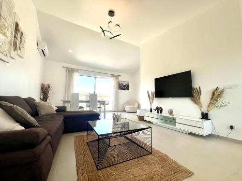 Bagnols-en-Foret Apartamento | Cosy village Home with Horizon