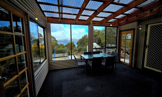 Doctors Point Cabina | Cosy water view cabin in amongst the pristene wilderness of Central Highlands