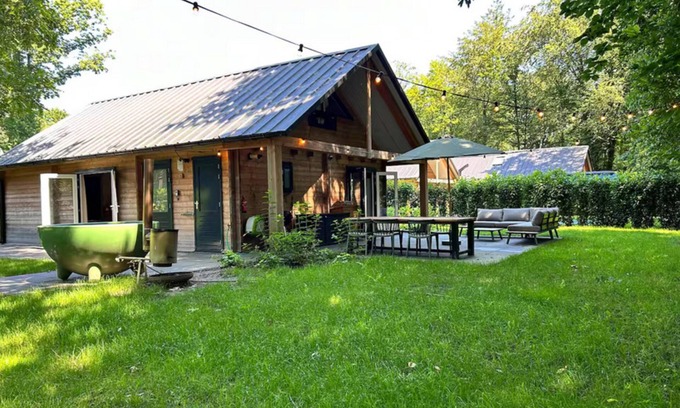Zon en Schild Casa | Cosy wooden house with hot tub in forest