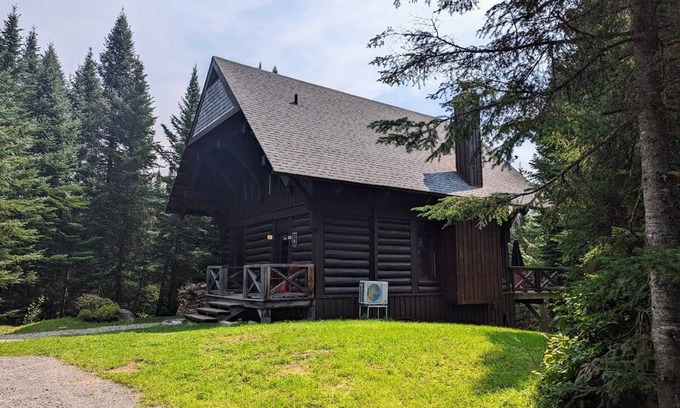 Lac Superieur Village Chalet De Esquí | Cote Nord Tremblant 4 beds, A/C, Spa, Pool, tennis, lake, beach, CITQ 261424