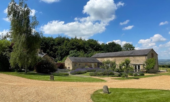 Whichford Casa | Cotswold Farmhouse Barn - stunning views