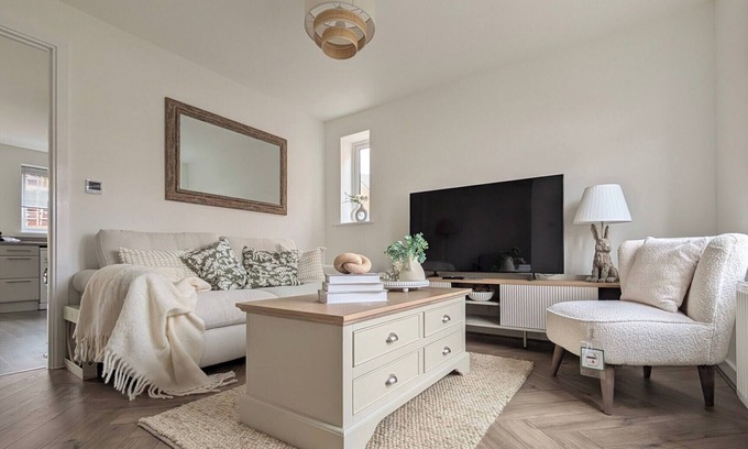 Ashchurch Casa | Cotswold Green, Sleeps 5 with Free ev Charge