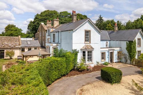 Petty France Casa | Cotswold Manor House - country house retreat with hot tub, ideal for large groups