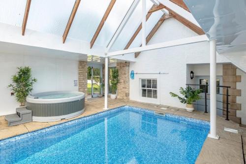 Petty France Casa | Cotswold Spa House - Country house retreat with indoor swimming pool and hot tub, ideal for large groups
