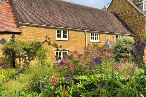 Ilmington Casa | Cotswolds Cottage Ilmington with Wood Burning Stove & BBQ - pet friendly