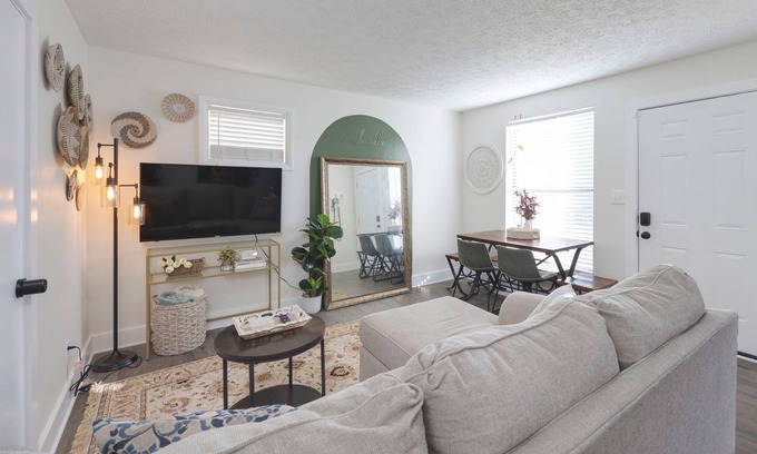 North Nashville Cabaña | Stylish, Near DT, King Bd, Early Luggage Drop Off, Private Yard, Full Kitchen