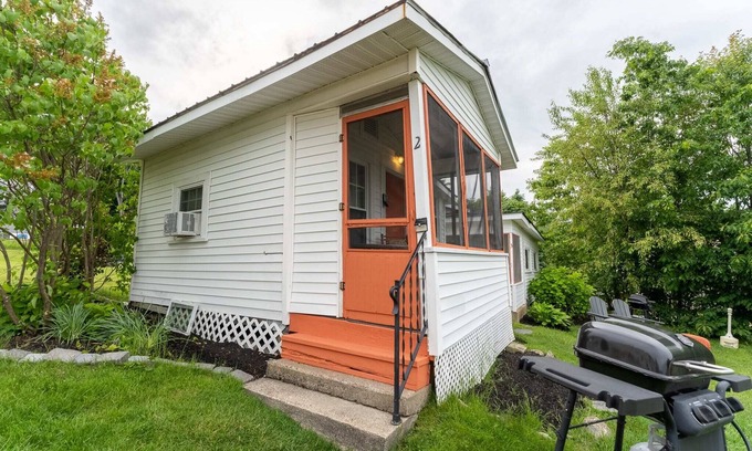 Weirs Beach Cabina | Cottage 2 Summary: Th