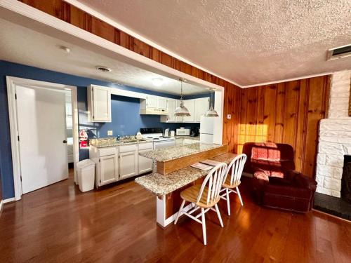 Nancy Casa | Cottage 4- Lees Ford Marina